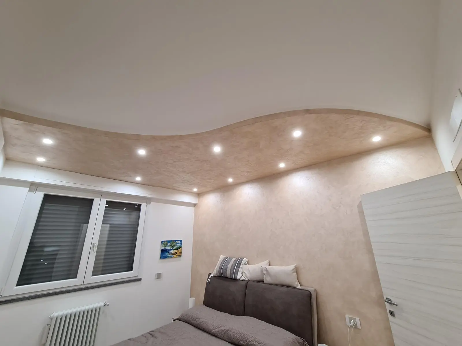 Camera con pittura e controsoffitto sagomato — foto 5