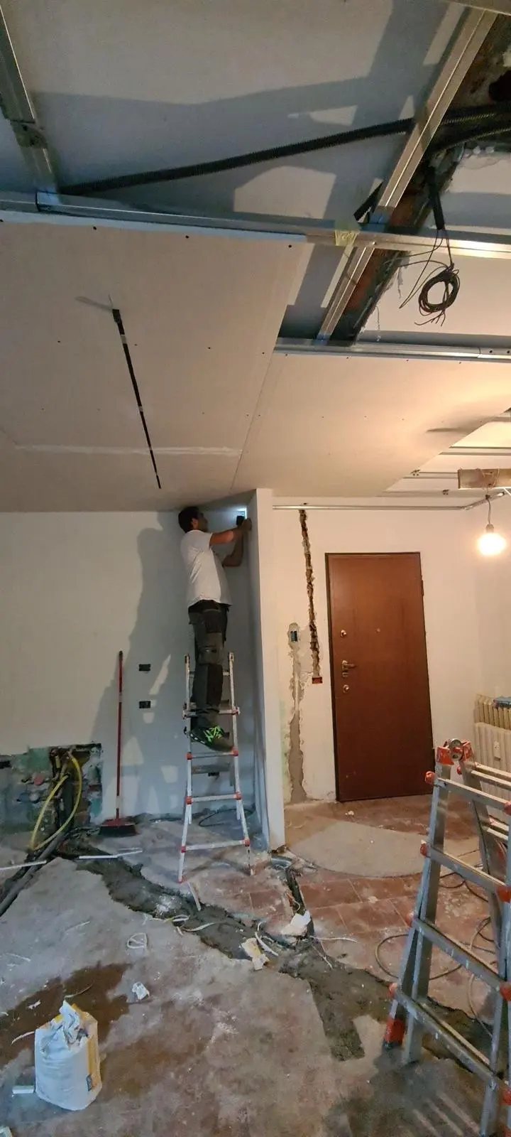 Artigiano GJONI DECOR al lavoro su una struttura interna