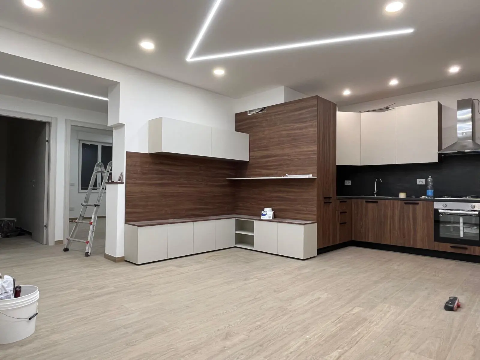 Cucina con controsoffitto e linee di luce integrate — foto 1