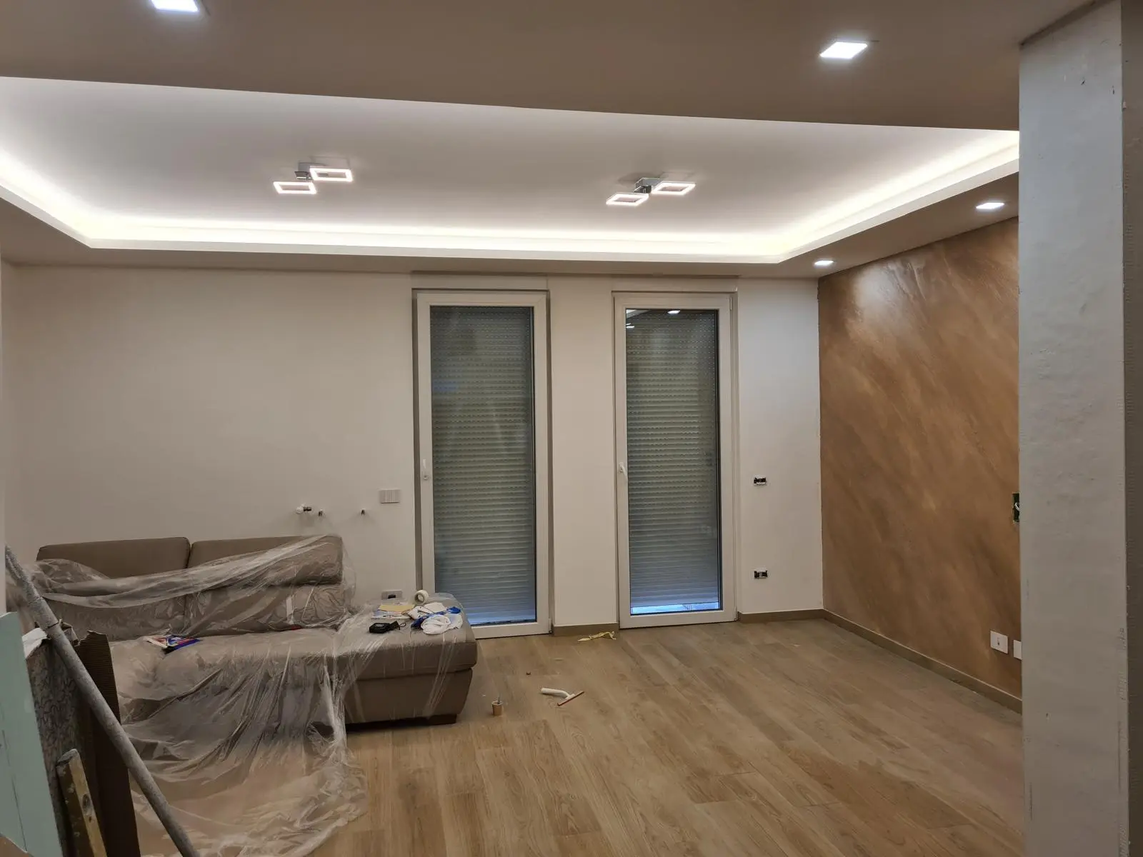 Ambiente con parete decorativa effetto legno — foto 2