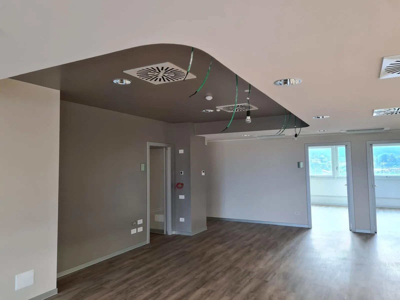 Interno ultimato con parete decorativa e soffitto sagomato — foto 4